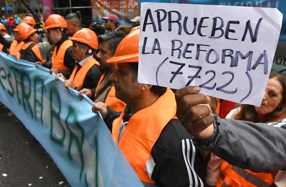 Reclamo. Obreros mineros en el carrusel vendimial de 2019. Después vino la ley que habilitó la actividad y su rápida derogación. Foto: Jose Gutierrez / Los Andes.