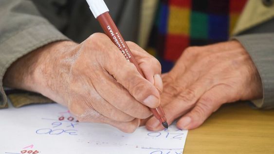 La aceptación de que a cierta edad la persona puede ser dejada de lado, no es algo sostenido en el pensamiento racional, sino en un prejuicio generado en algo imaginario.