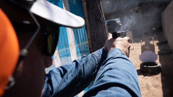 Después de 8 años se vuelve a realizar la instrucción en Tiro Dinámico para civiles y personal de policial en el Tiro Federal de Mendoza. / Foto: Ignacio Blanco / Los Andes