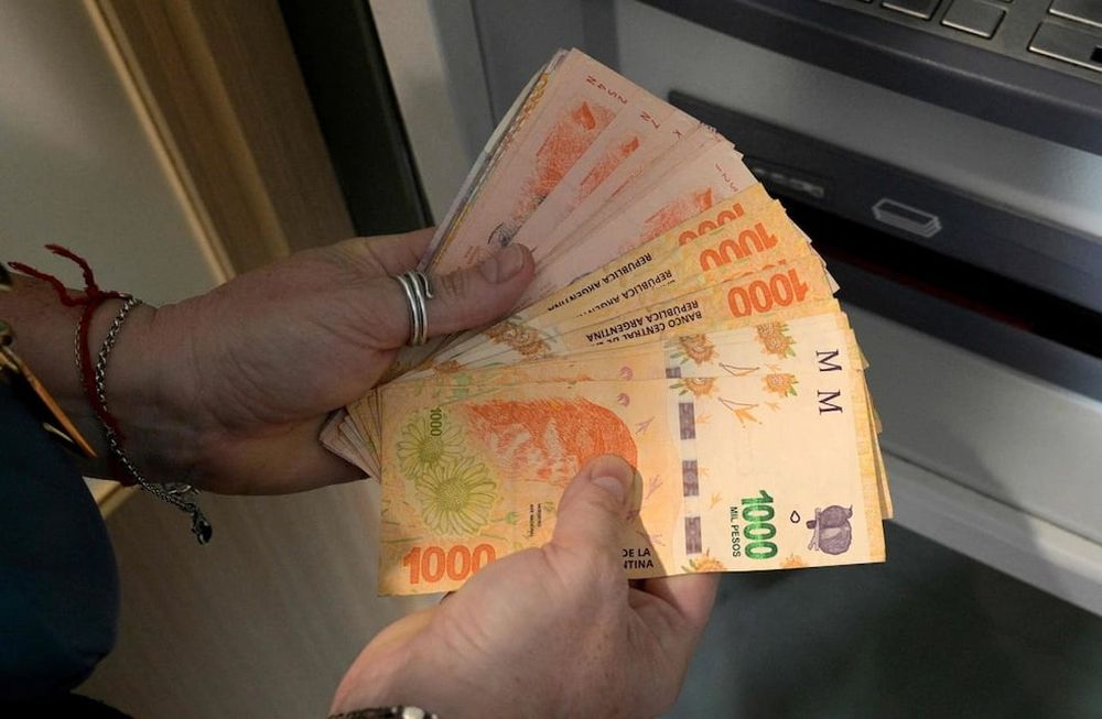 Haber gastado más de $77.880 en tarjetas de crédito o débito en los últimos 6 meses es una de las causas que te dejarían fuera del Nuevo IFE (Clarín)