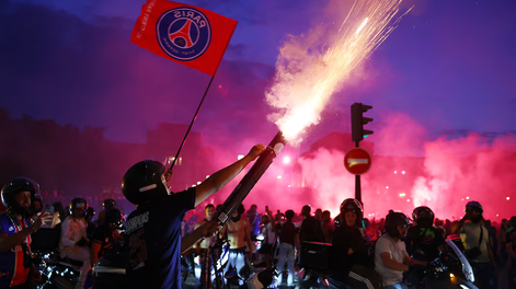 Miles de aficionados se congregaron en el estadio&nbsp;Parque de los Príncipes&nbsp;y en los alrededores para observar el encuentro y se produjeron enfrentamientos con la policía.