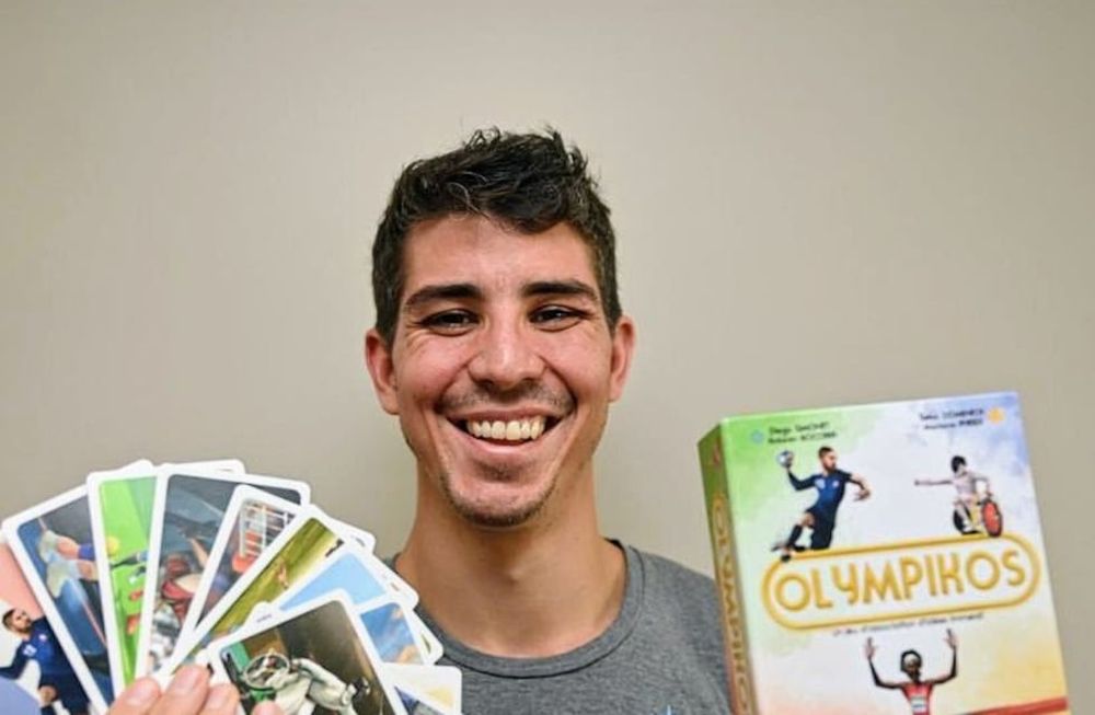 Diego Chino Simonet y su última creación en el mundo de los juegos de mesa: Olympikos. (Gentileza Diego Simonet)