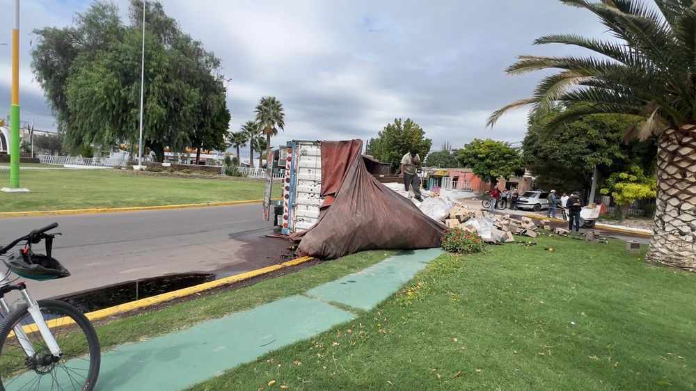 Vuelco de un acoplado con vinos en la rotonda de ingreso a la ciudad de Junín.