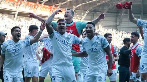 Los Andes | Alegría bodeguera. Acevedo, Breitenbruch, Ruso Rodríguez, Brunet y Pintado cantan y saltan en el campo de juego de La Pedrera, donde el Expreso volvió a hacer historia. Prensa Club Godoy Cruz.