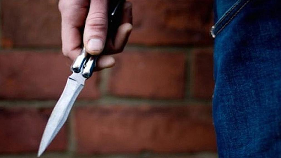 Un alumno de 13 años atacó con un arma blanca a una profesora.