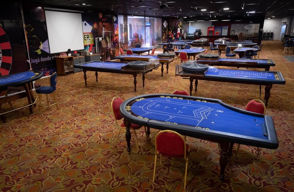 Ingreso. Las personas deberán completar y firmar la declaración jurada y habrá sanitizante para manos y pies. Foto: Ignacio Blanco / Los Andes