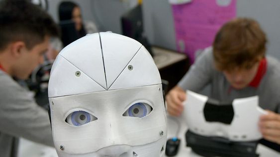Alumnos trabajan en proyectos de inteligencia artificial.Santiago Vázquez  (17 )junto Juan Ledesma (17), del quinto años de la Escuela Edison, trabajan en el Proyecto inteligencia artificial para lenguaje de señasFoto : Orlando Pelichotti