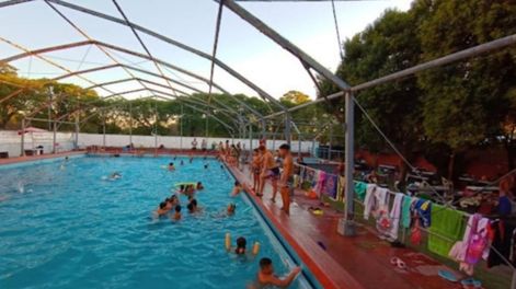 Durante el verano, aumentan las consultas por otitis. Los cuidados que hay que tener a la hora de pegarse un baño refrescante.