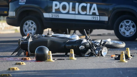 Una pareja que iba en moto cayó a un barranco en el Corredor del Oeste y terminaron con graves heridas