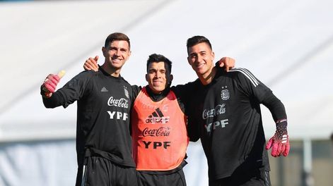 Emiliano Martínez (izquierda) será titular en Santiago del Estero. Acuña y Musso aguardarán su chance en el banco.