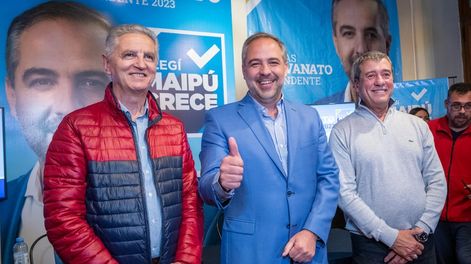 Los Andes | Matías Stevanato, el triunfador de Maipú, acompañado por dos ex intendentes peronistas del mismo municipio: Francico Chiqui García y Adolfo Bermejo. Prestos a luchar para imponer en el mediano plazo, en toda Mendozam el modo Maipú.Foto: Ignacio Blan