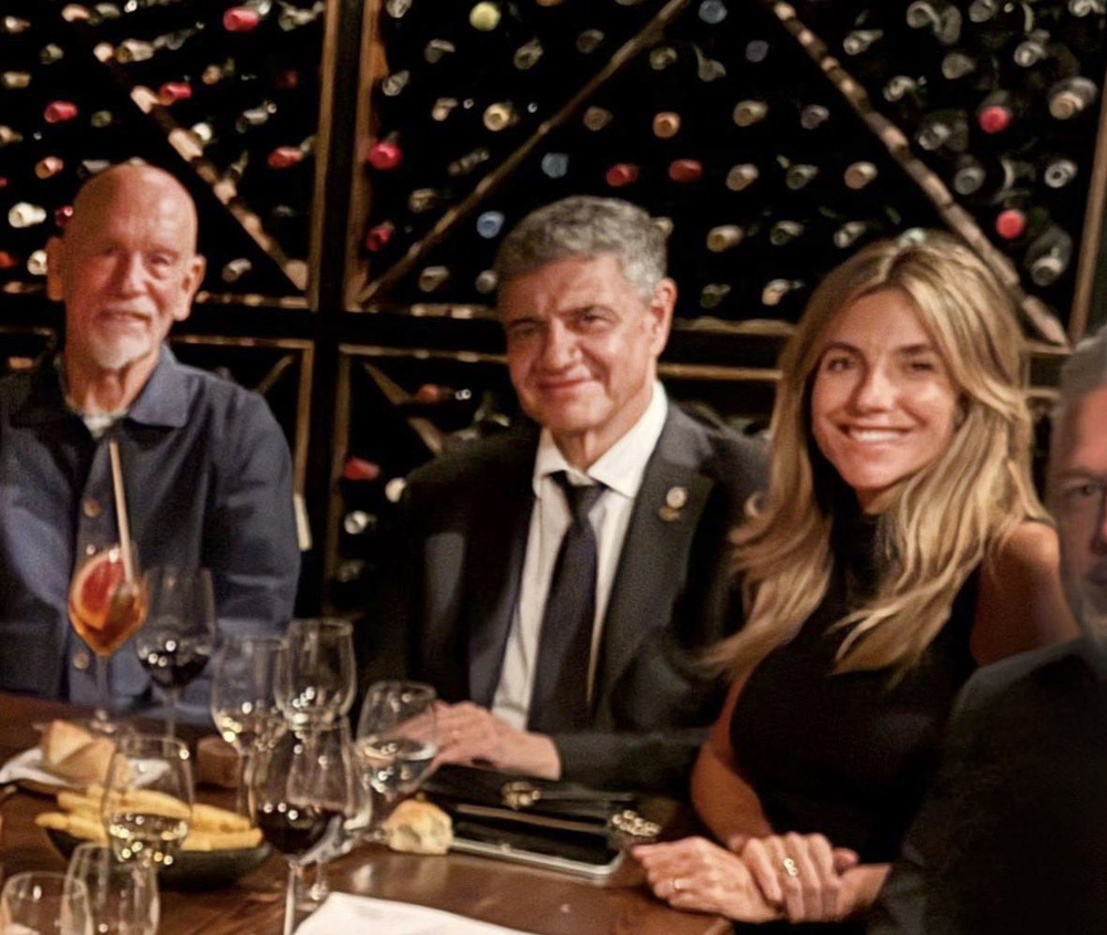 El actor estadounidense John Malkovich cenó con el jefe de Gobierno porteño, Jorge Macri, y su esposa, la periodista María Belén Ludueña.