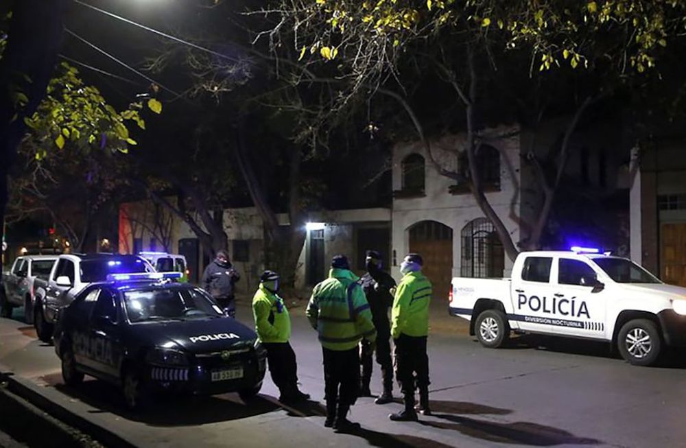 La policía y funcionarios municipales asisten a desbaratar  los festejos ilegales tras denuncias de vecinos