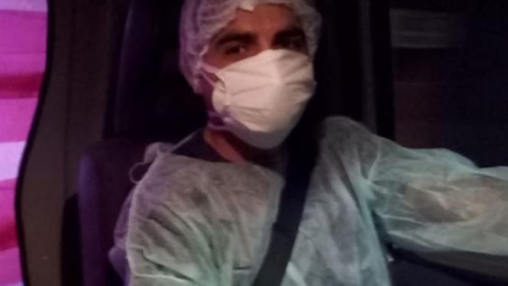 El paramédico Jeremías Rojo, viajaba 6 horas en bici para realizar sus guardias. Fue despedido, aparentemente, por los celos de sus compañeros. / Gentileza: Villa María Vivo