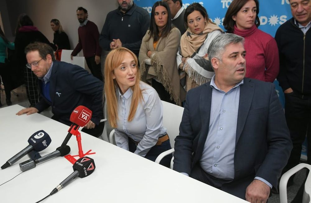 La senadora nacional Anabel Fernández Sagasti en la conferencia de prensa por el subsidio del Gobierno provincial al ex senador Bonarrico.