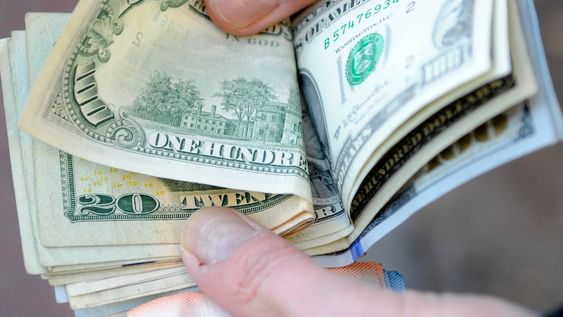 Dólar hoy: bajó el “blue” y el oficial se mantiene estable