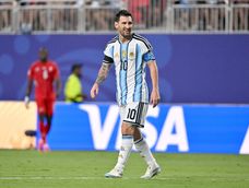 &nbsp;Messi ejecutó el centro y Mac Allister apareció en el primer palo para convertir. Tras el gol, Scaloni abrazó a Walter Samuel, ideólogo de la acción, quien se llevó todos los elogios.