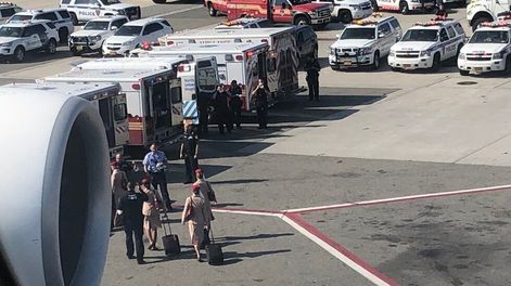Emergencia en Nueva York por un avión que aterrizó con 100 pasajeros enfermos