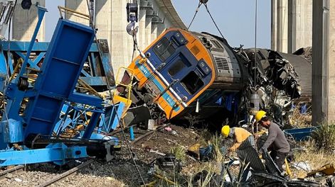 Cayó una grúa sobre un tren de pasajeros en Tailandia