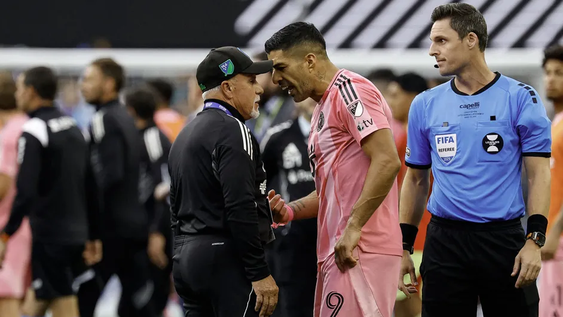 El delantero uruguayo no podrá jugar la próxima temporada este torneo, tras ser suspendido por un año. El delantero uruguayo no podrá jugar la próxima temporada este torneo, tras ser suspendido por un año.