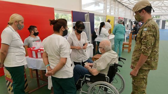 Imagen ilustrativa: vacunación contra el coronavirus destinada a las personas mayores de 70 años, principal grupo de riesgo, en el Parque Estación Benegas, en Godoy Cruz.  Foto: Orlando Pelichotti / Los Andes