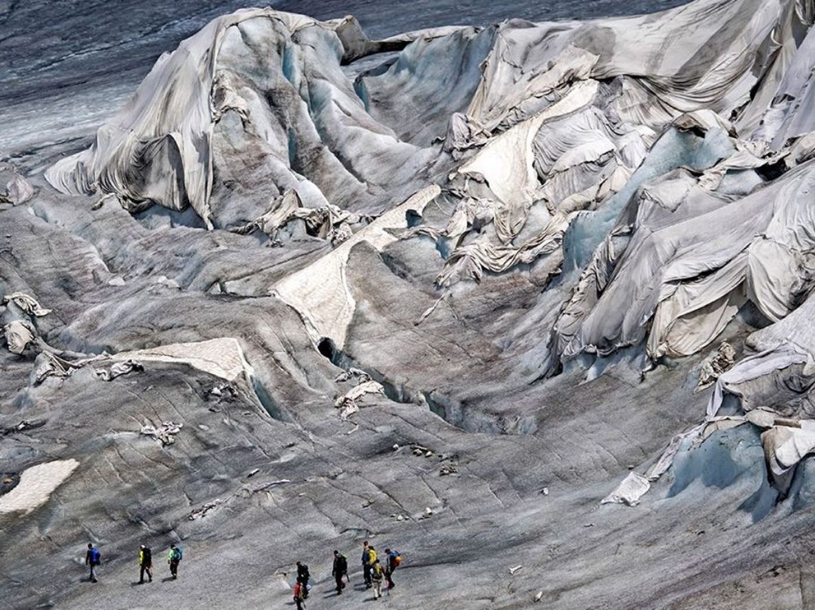 Este trabajo exige intervención humana y mantenimiento, especialmente porque la superficie del glaciar no permanece inmóvil.