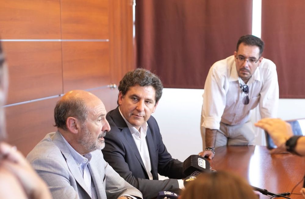 Los ministros de Producción de Mendoza y San Juan, Rodolfo Vargas Arizu y Gustavo Fernández, mantuvieron una reunión en la vecina provincia y organizaron una mesa de trabajo con representantes de diversos sectores productivos. Foto: Gentileza Gobierno de Mendoza