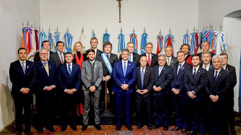 El presidente Javier Milei, junto a gobernadores, cuando firmó el Pacto de Tucumán (2024). Foto archivo: Presidencia