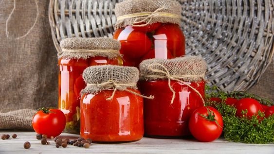 Una amplia variedad de mermeladas y frutas en conservas se pueden realizar en casa.
