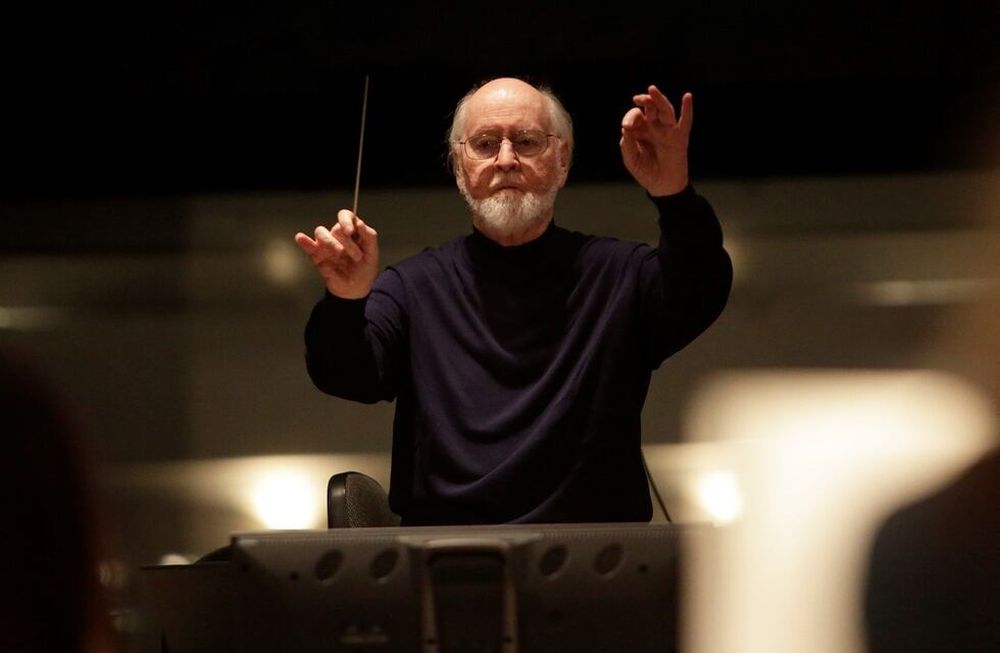 Williams no para. A sus 90 años, sigue trabajando y compone en lápiz con su piano. (AP).