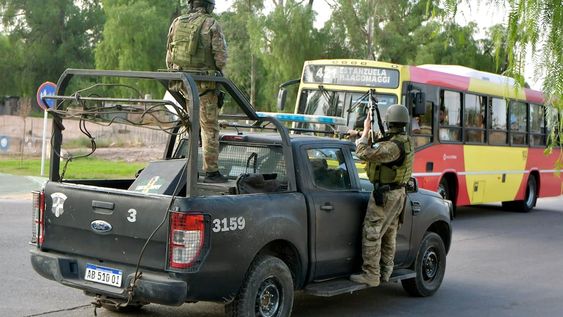 Megaoperativo en el Campo Papa con 800 policías: detuvieron a 30 personas buscadasLos vecinos amanecieron con gran presencia policial y controles en este sector “caliente” de Mendoza: el barrio Campo PapaFoto: Orlando Pelichotti