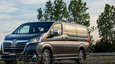 Se trata de un vehículo versátil y eficiente, ideal para el transporte de pasajeros urbanos e interurbanos como charters, transfers a hoteles o aeropuertos y/o turismo.