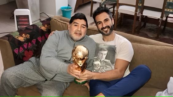 El neurocirujano Leopoldo Luque junto a Diego Maradona