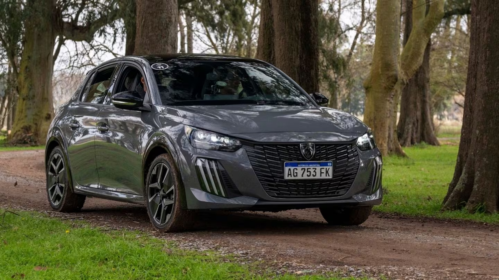 El Peugeot 208 lidera ventas y precios entre los autos compactos en Argentina.