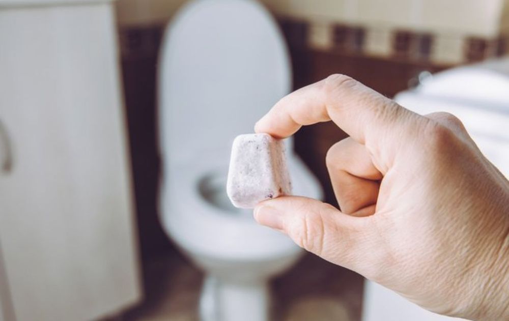 Este ingrediente no solo sirve para el inodoro. También se puede aplicar en otros rincones del baño, donde los depósitos minerales se acumulan con el tiempo.