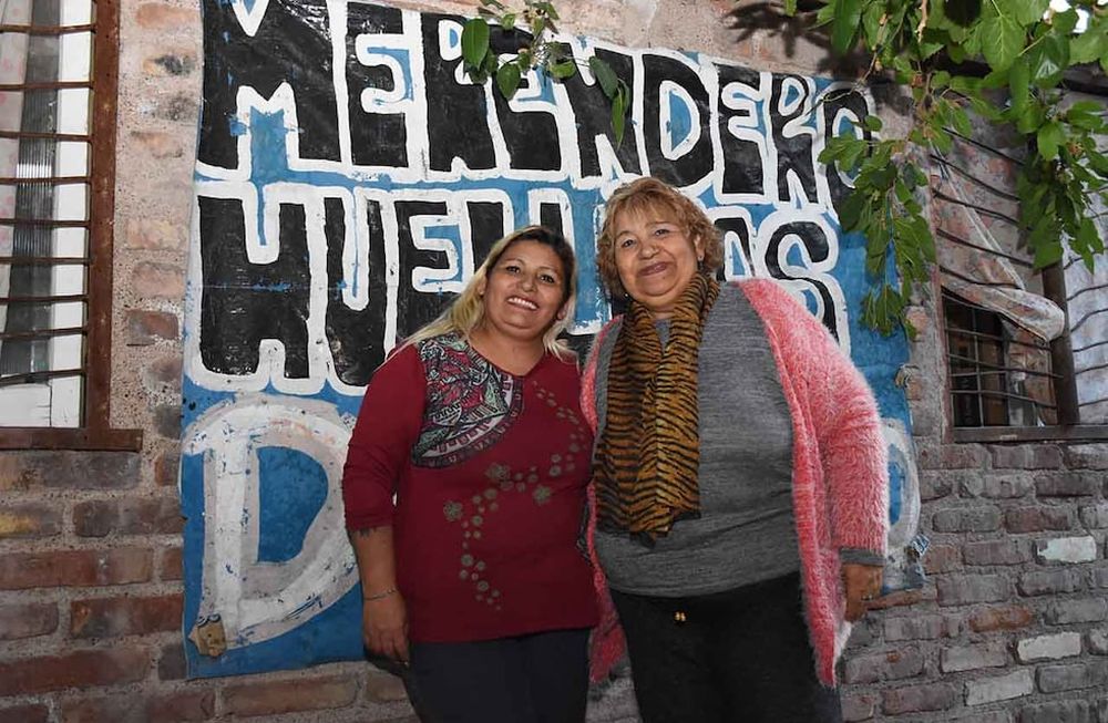 Natalia Atencio logró salir de una relacion violenta con su pareja gracias a su mama Maria Muñoz con quien hoy llevan adelante un comedor merendero donde asisten a familias en la misma circunstancia.foto: Mariana Villa / Los Andes