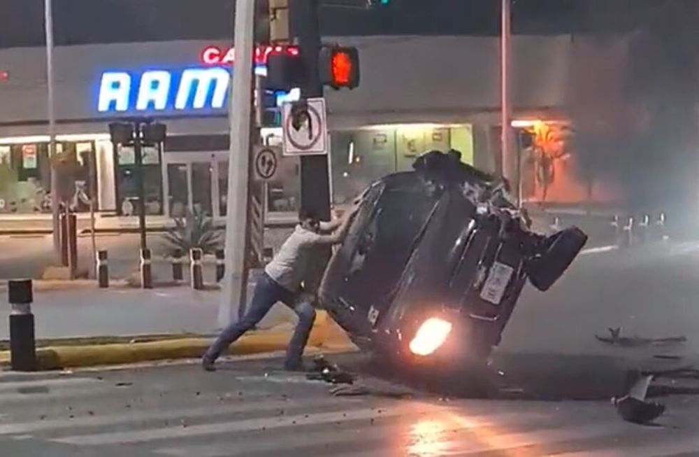 El sujeto utilizó sus propias manos para dar vuelta su auto tras el accidente en las calles de México. Foto: Captura de video