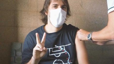 Facundo Apache Villalba , de 32 años y representante de ATE y CTA, compartió el momento de la vacunación en Twitter y Facebook.