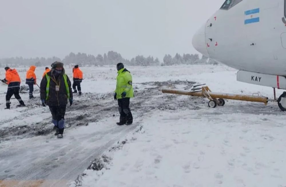 Tras realizar maniobras de giro, el piloto perdió el control y las ruedas de la aeronave salieron de la pista de cemento. En consecuencia, una parte del transporte quedó varada sobre el asfalto y otra en la tierra Foto: Gentileza El Cordillerano