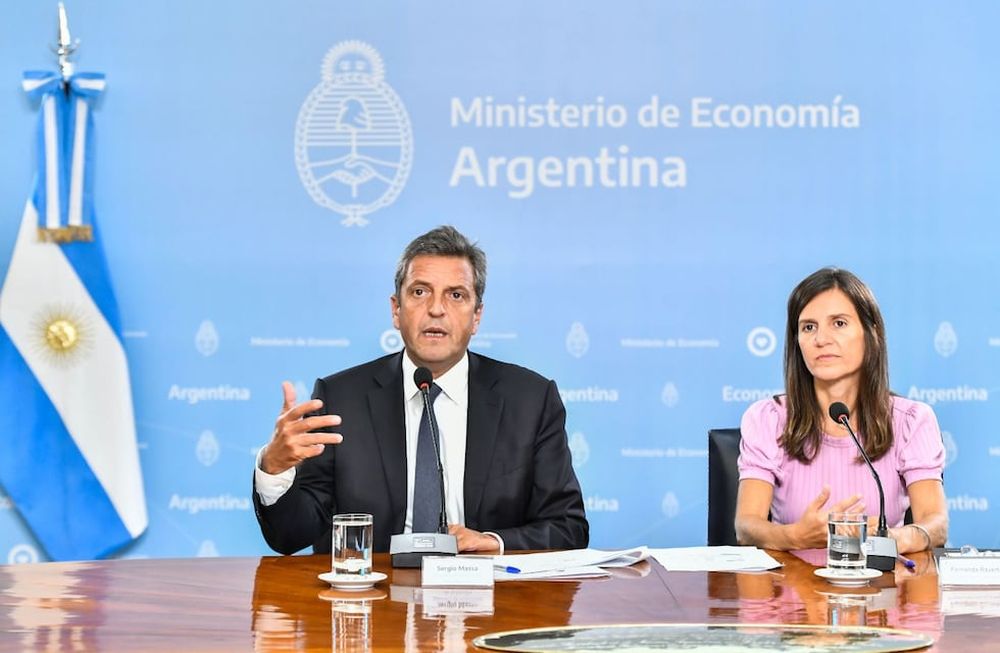 El ministro de Economía, Sergio Massa y la directora ejecutiva de la ANSES, Fernanda Raverta, anuncian nuevos beneficios para jubilados y pensionados en vivo.