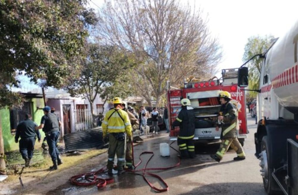 Gracias al rápido desempeño de los bomberos de la zona se evitó que el fuego se propagara hacia las viviendas que se encuentran próximas al lugar. Foto: Gentileza