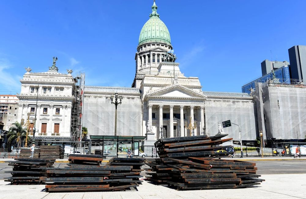 Este lunes comenzaron a instalar las vallas en la plaza del Congreso para separar a “verdes” y “celestes” durante el debate del proyecto, que empezará mañana. Foto: Télam
