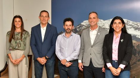 Andrea Rizzo, jefa de marketing de diario Los Andes; Juan Cepparo, director ejecutivo del Polo TIC; Pablo Dellazoppa, director de contenidos de diario Los Andes; Alberto Aguiló, vicepresidente del consorcio del Polo TIC y Emilce Varga Espinoza, presidenta del Polo TIC.&nbsp;