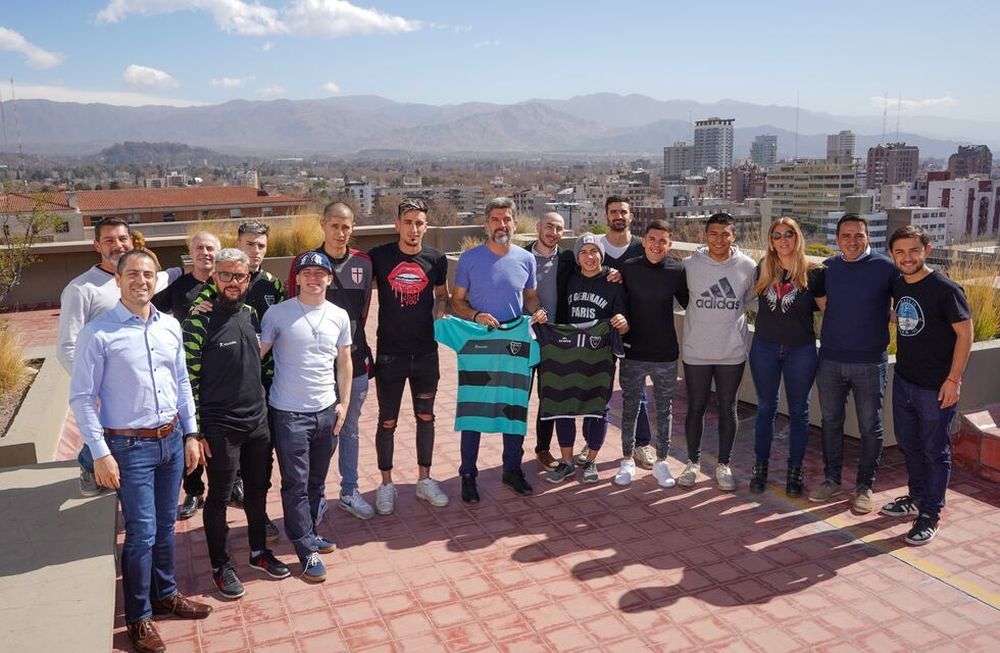 Ulpiano Suarez agasajó al equipo de futsal del barrio Sanidad, tras su triunfo en el Torneo Nacional de Clubes