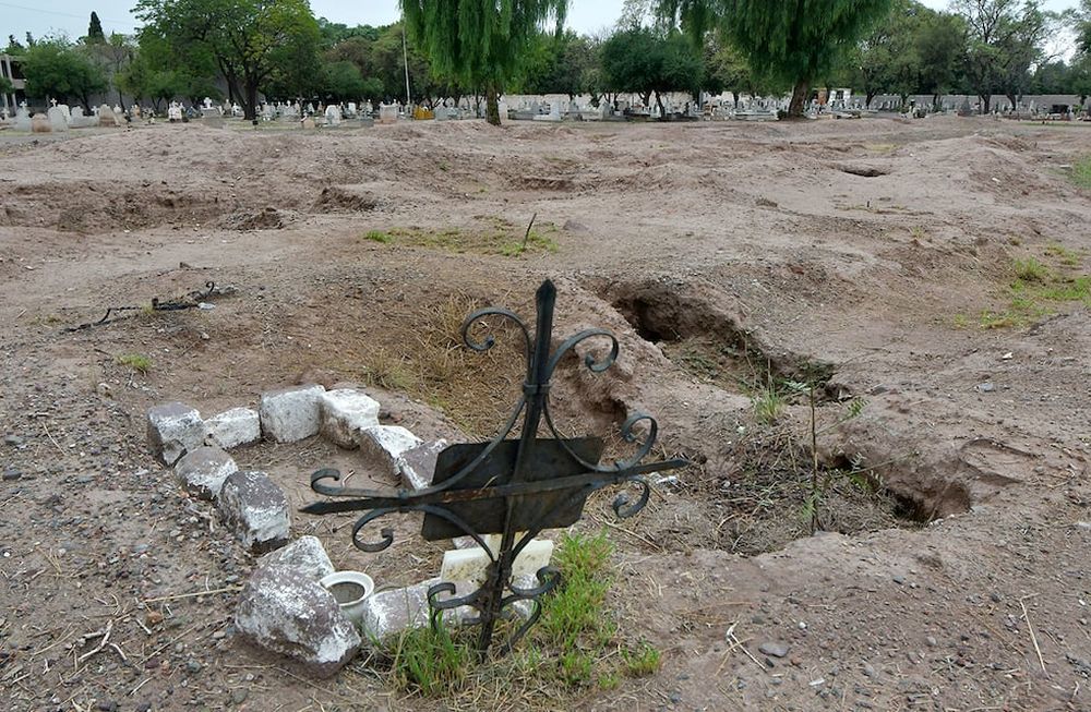 Los trabajos del Equipo Argentino de Antropología Forense continúan en el misterioso predio del cementerio capitalino. Hasta ahora han identificado a 9 personas. | Foto: Orlando Pelichotti / Los Andes