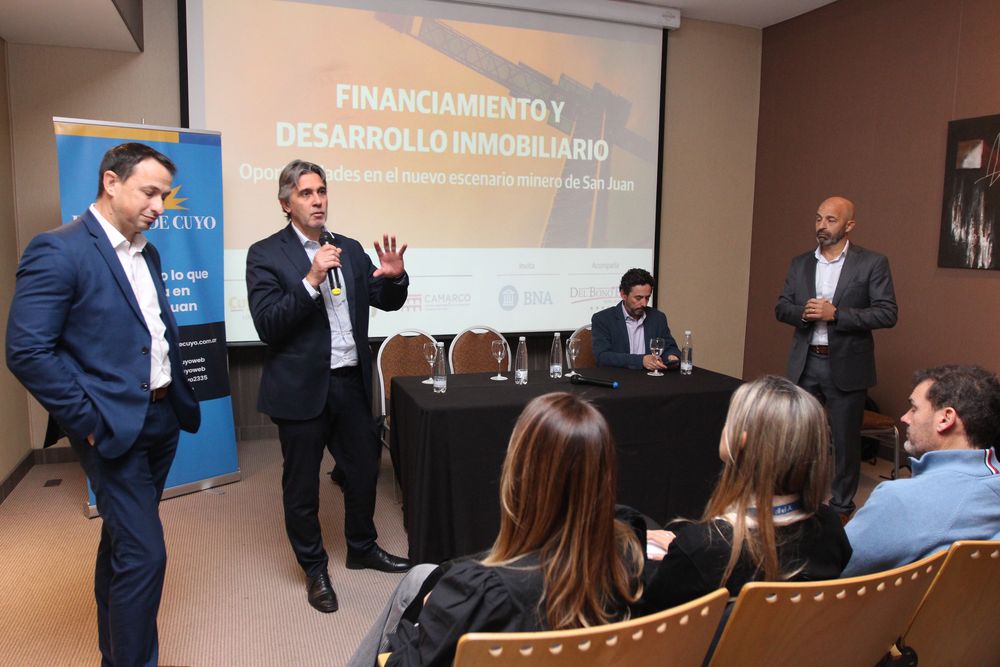 Pablo Dellazoppa, Ariel Piattelli, Gerardo García y Víctor Di Cosmo encabezaron la charla sobre financiamiento y desarrollo inmobiliario en San Juan.