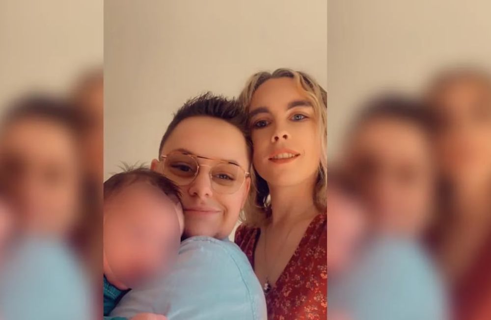 Mattéo y Victoire, la primera pareja trans en tener un hijo en Francia, con su hija Avah. Gentileza: TN.