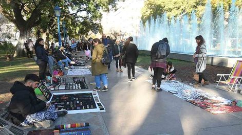 Vacaciones de invierno en Mendoza, turistas disfrutan de la plaza Independencia de CiudadFoto: José Gutierrez / Los Andes