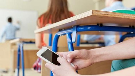 Prohibieron el uso de celulares en las escuelas de Francia y estalló la polémica