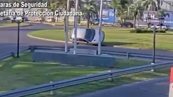 Impactante video: agarró una rotonda a 100 km/h, volcó y se deslizó por más de 50 metros.